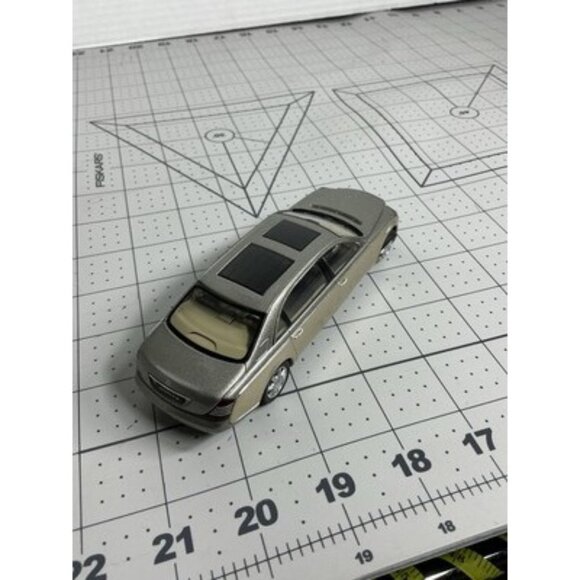 AutoArt Mercedes Benz Maybach 62 Gold Tan-Scale 1:43 No Box No Hood Ornament - Picture 4 of 12